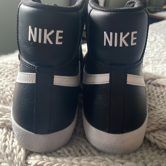 Nike Blazers Black/White 7y or Women’s 8.5 - Picture 3 of 8
